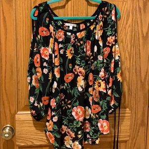 Colorful top with long sleeves open